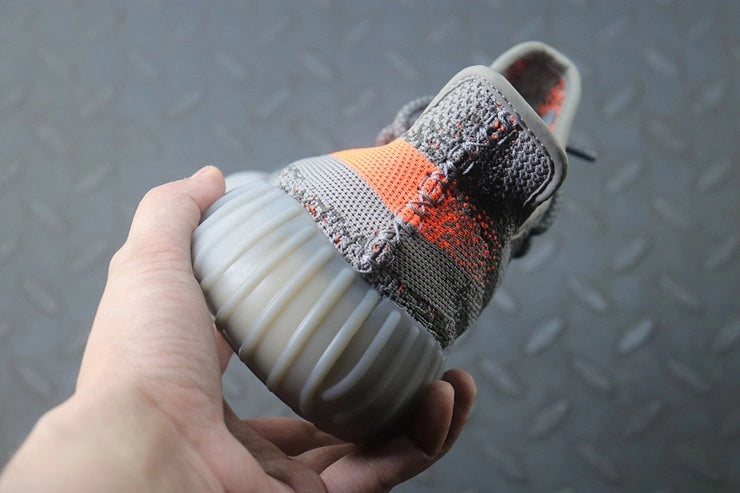 YEEZY 350 V2 벨루가 솔라레드
