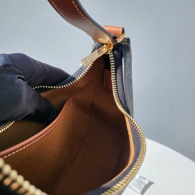 셀린느 트리옹프 아바백 캔버스 미디움