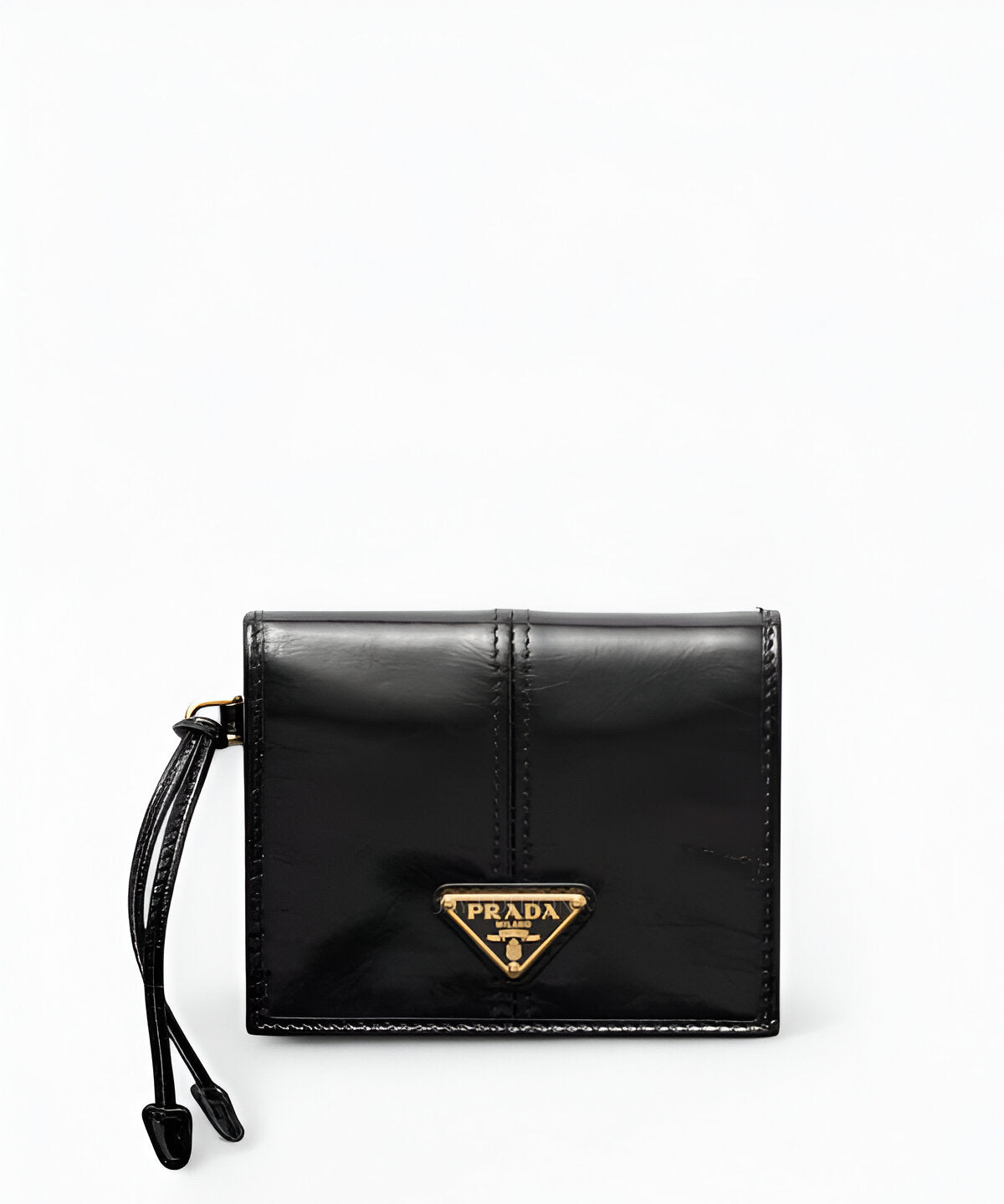 프라다 소프트 럭스 지갑, 부드럽고 유연한 소프트 럭스 가죽으로 제작된 플랩형 디자인의 지갑으로, 전면에 프라다 메탈 로고가 고급스럽게 부착되어 있으며, 내부에는 카드 슬롯, 지폐 수납 공간, 동전 포켓이 구성된 실용적이고 우아한 명품 지갑