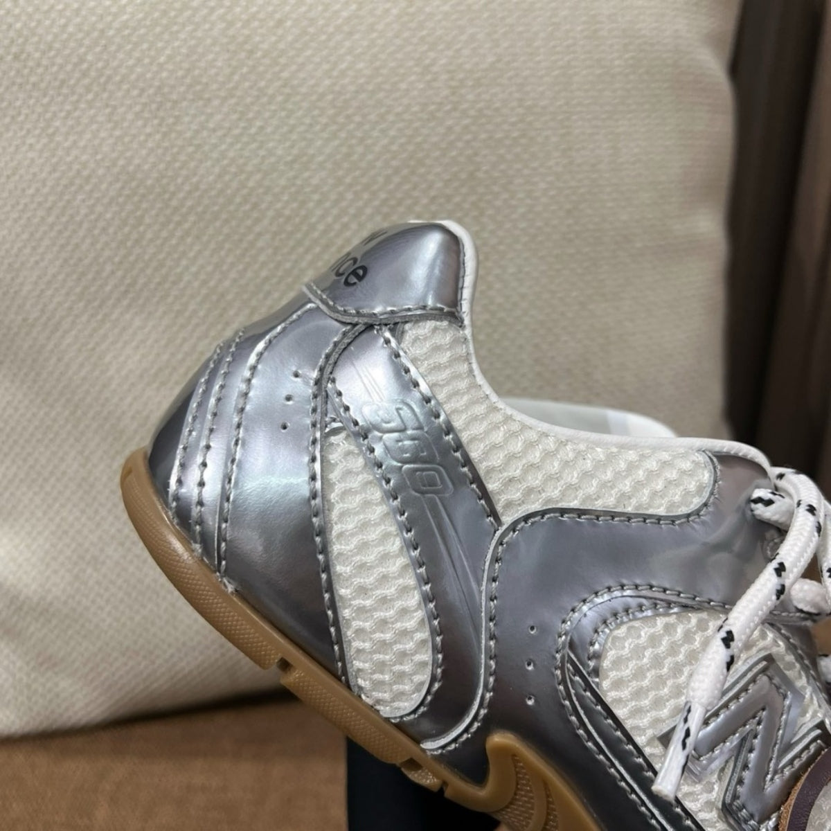 뉴발란스 x 미우 미우 530 SL 메탈릭 레더 앤 메쉬 스니커즈 실버