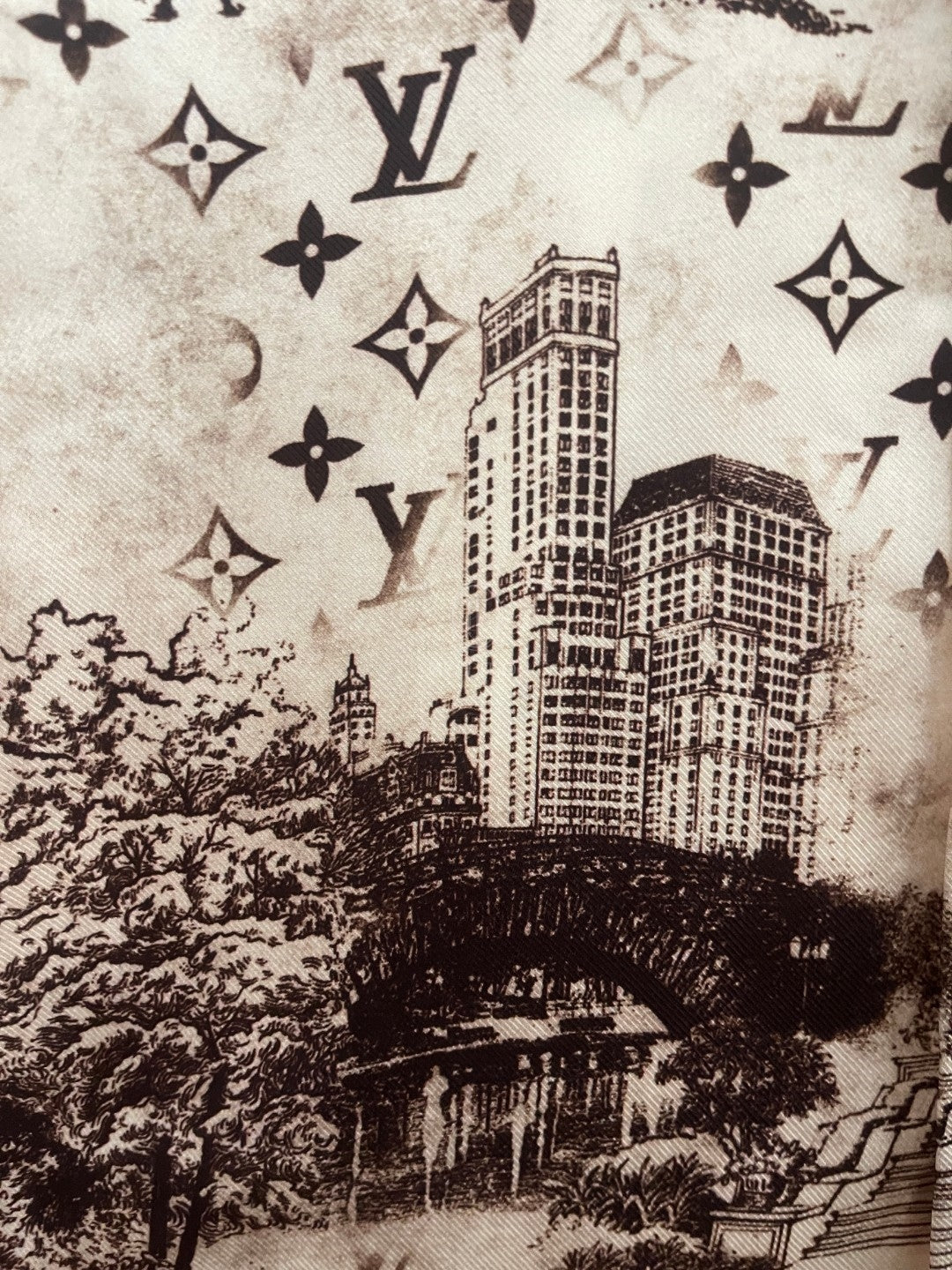 루이비통 롱슬리브 실크 셔츠 베쥬