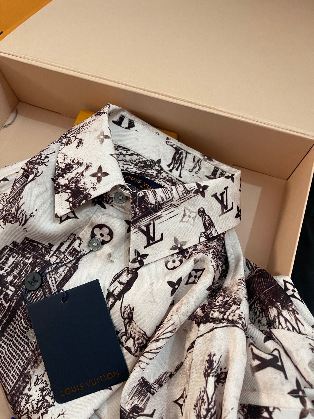 루이비통 롱슬리브 실크 셔츠 베쥬