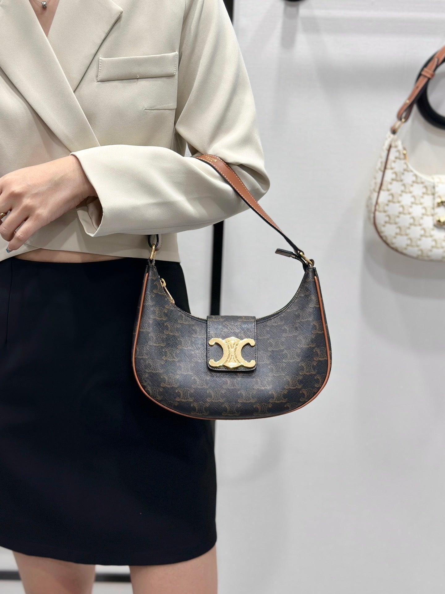 셀린느 트리옹프 아바백 캔버스 미디움