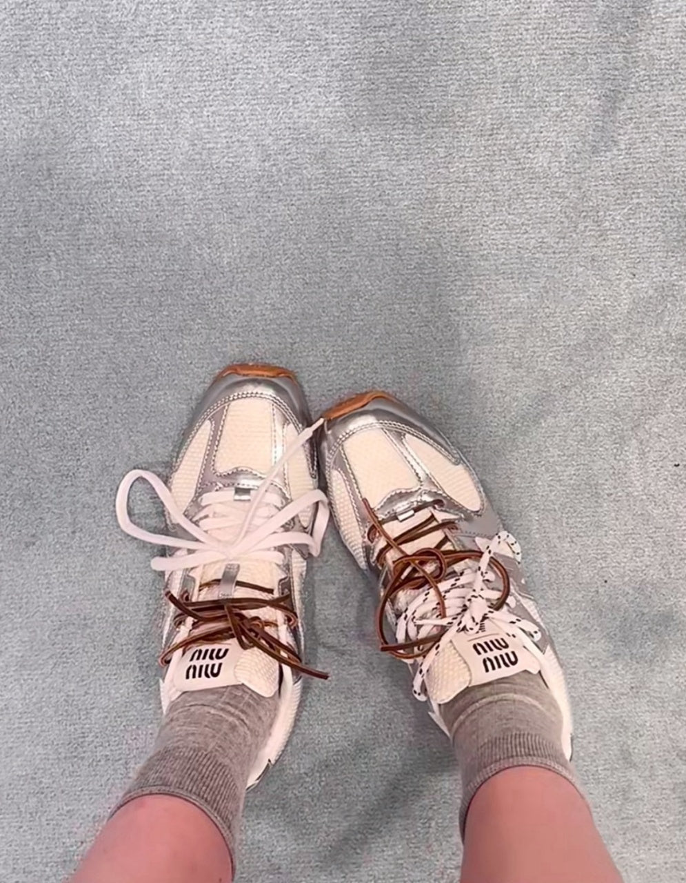 뉴발란스 x 미우 미우 530 SL 메탈릭 레더 앤 메쉬 스니커즈 실버