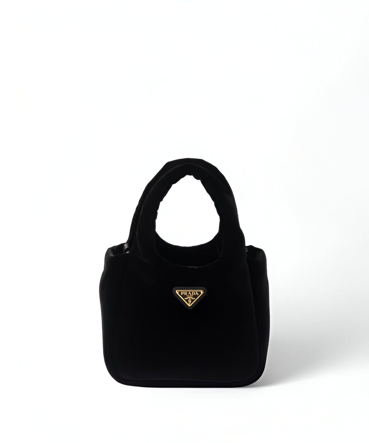 프라다 패딩 벨벳 미니 핸드백 블랙 컬러 삼각 로고와 탈부착 스트랩 디테일