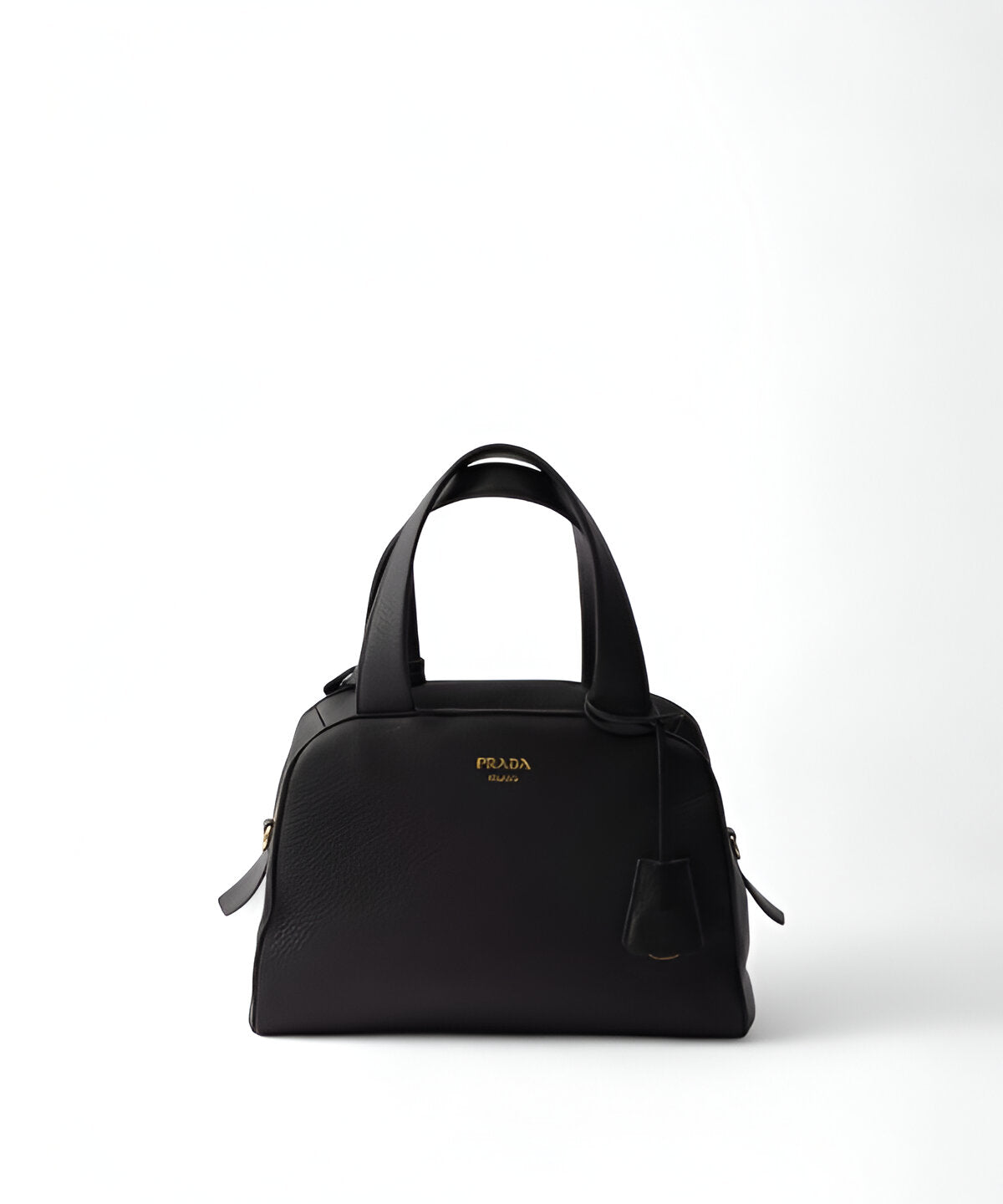 프라다 미디엄 가죽 탑 핸들 백 블랙 컬러 더블 핸들과 숄더 스트랩, 삼각 로고 디테일