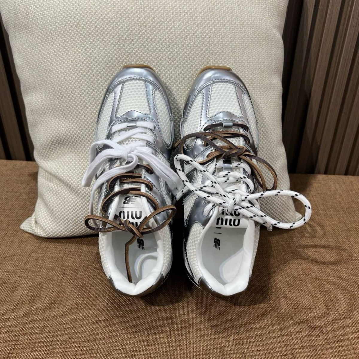 뉴발란스 x 미우 미우 530 SL 메탈릭 레더 앤 메쉬 스니커즈 실버