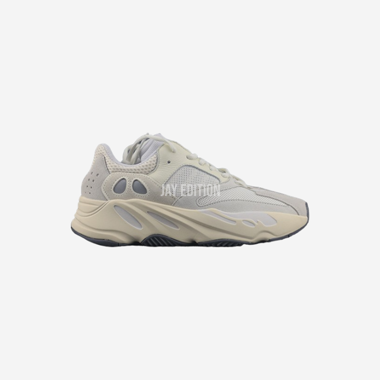 YEEZY 700 아날로그, 톤 다운된 브라운과 베이지 그라데이션이 조화를 이루는 클래식하고 자연스러운 색감