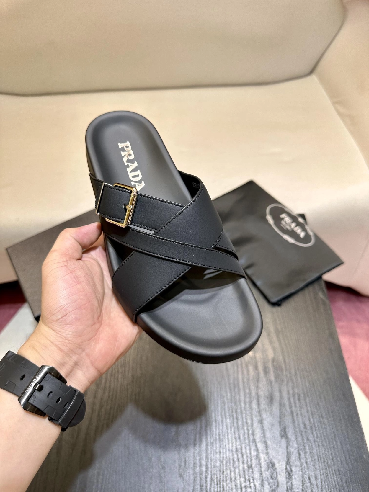 프라다 브러시드 슬라이드 슬리퍼