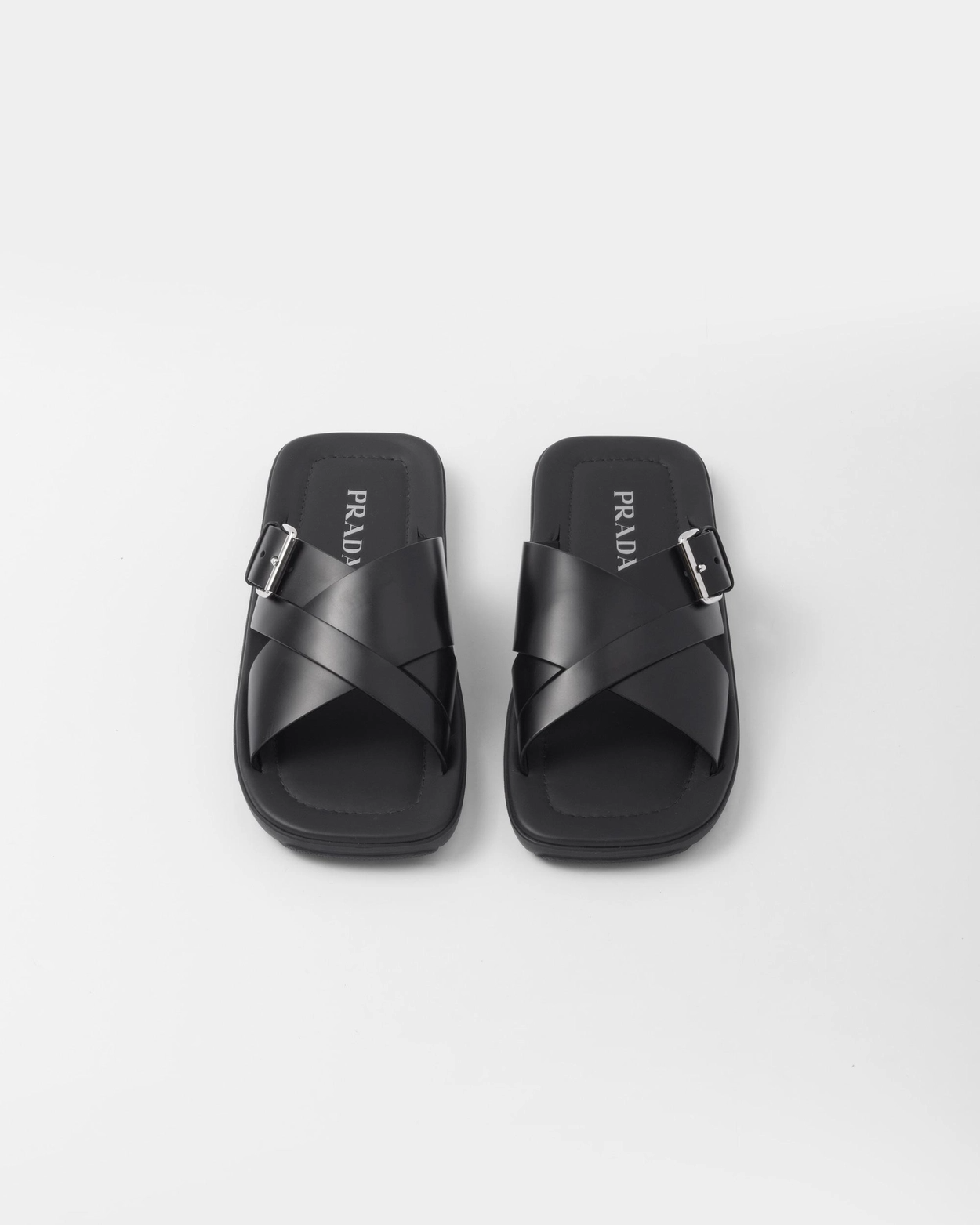프라다 브러시드 슬라이드 슬리퍼