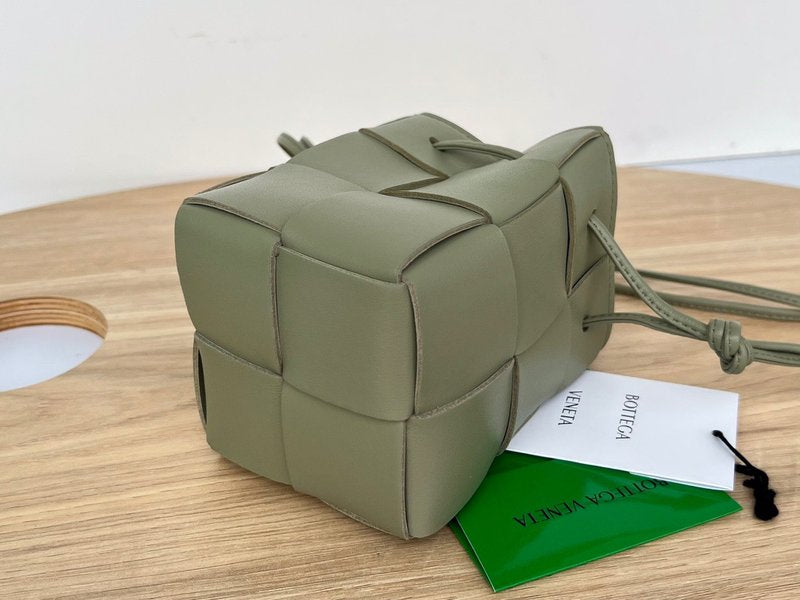 보테가 베네타 카세트 버킷백 미니