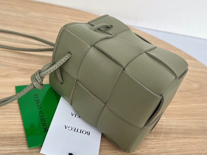 보테가 베네타 카세트 버킷백 미니