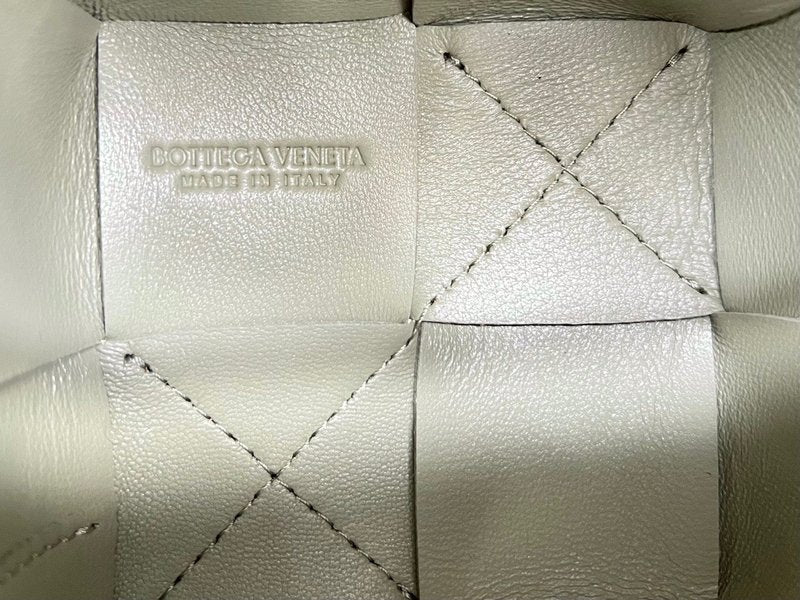 보테가 베네타 카세트 버킷백 미니