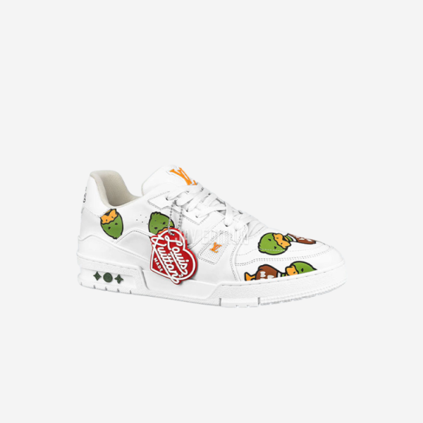 화이트 베이스에 아카이브 감성의 디테일이 가미된 루이비통 니고 트레이너 화이트 컬러