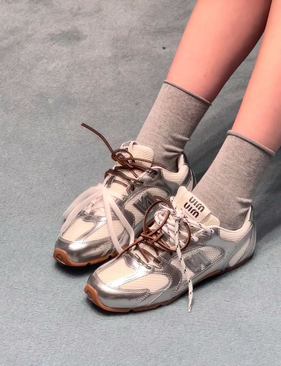 뉴발란스 x 미우 미우 530 SL 메탈릭 레더 앤 메쉬 스니커즈 실버