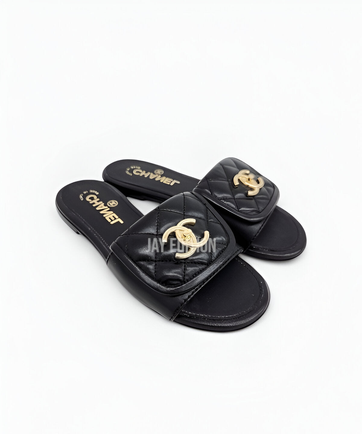 샤넬 25C 퀄팅 슬리퍼 클래식 퀼팅 텍스처와 시그니처 로고 장식의 럭셔리 슬리퍼