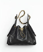 샤넬 25백 스몰 퀼팅 가죽 바디와 체인 스트랩, 더블 C 로고 디테일 전면 이미지