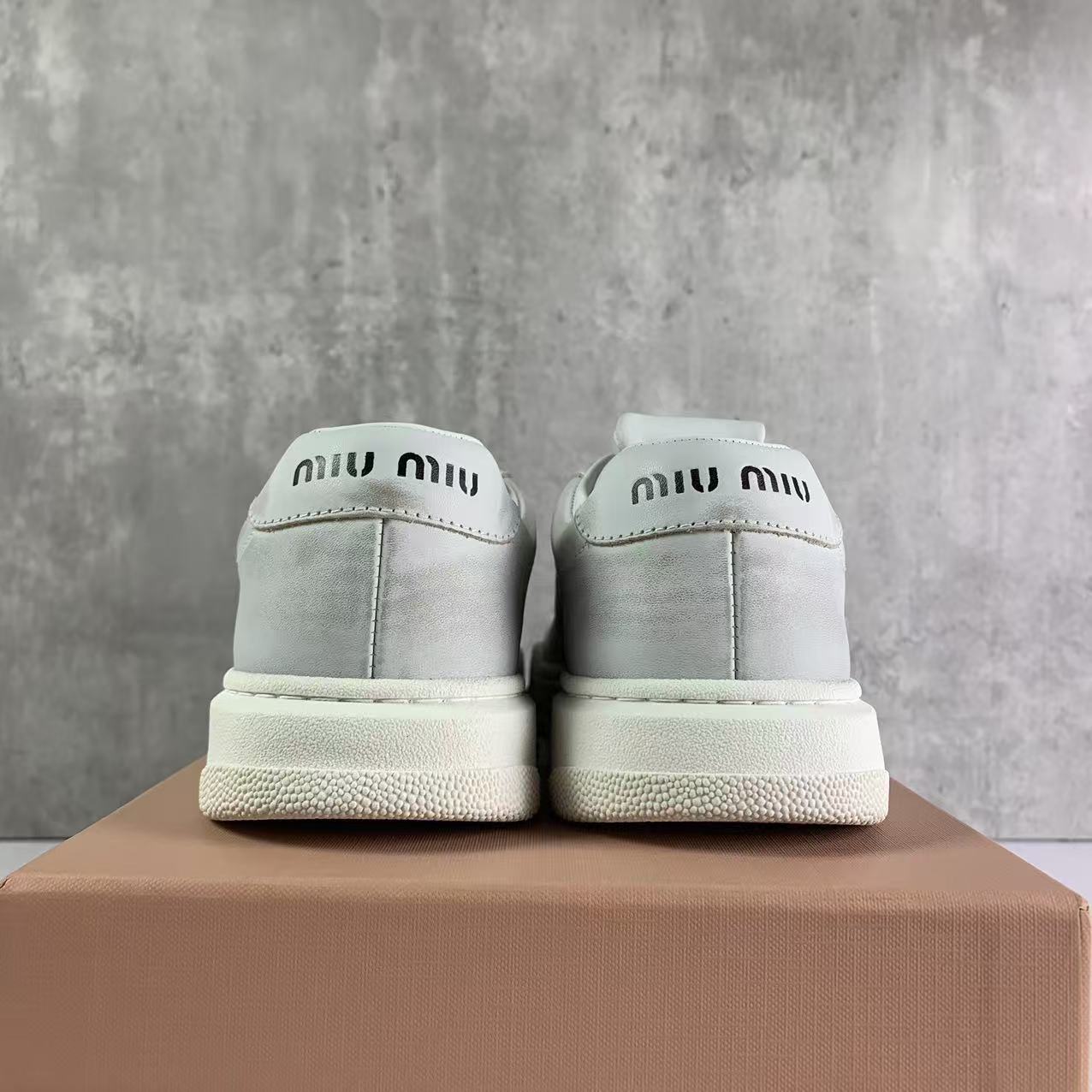 국내) 미우미우 블리치드 가죽 스니커즈 / 36