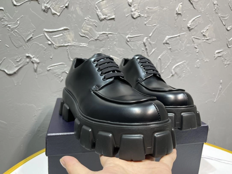 프라다 모놀리스 브러시드 레이스업 슈즈