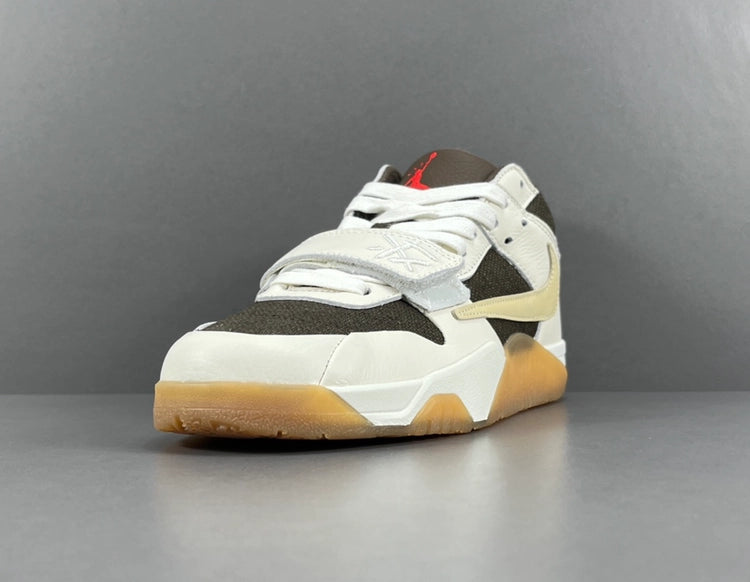 나이키 조던 x 트래비스 스캇 점프맨 잭 TR 세일 앤 다크 모카