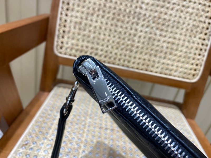 생로랑 모노그램 클러치 뉴미디움