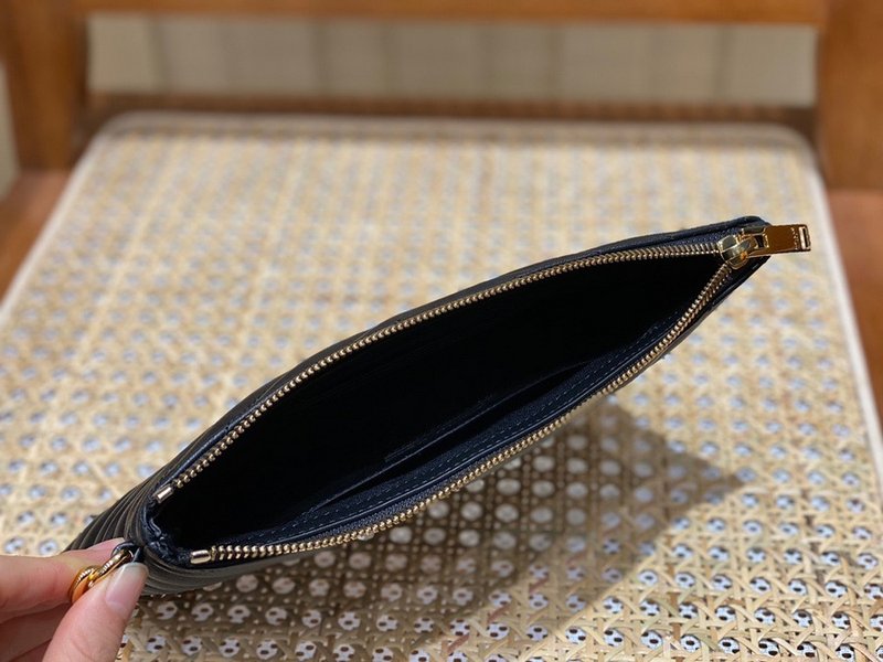 생로랑 모노그램 클러치 미디움