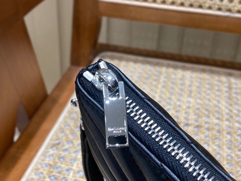 생로랑 모노그램 클러치 미디움