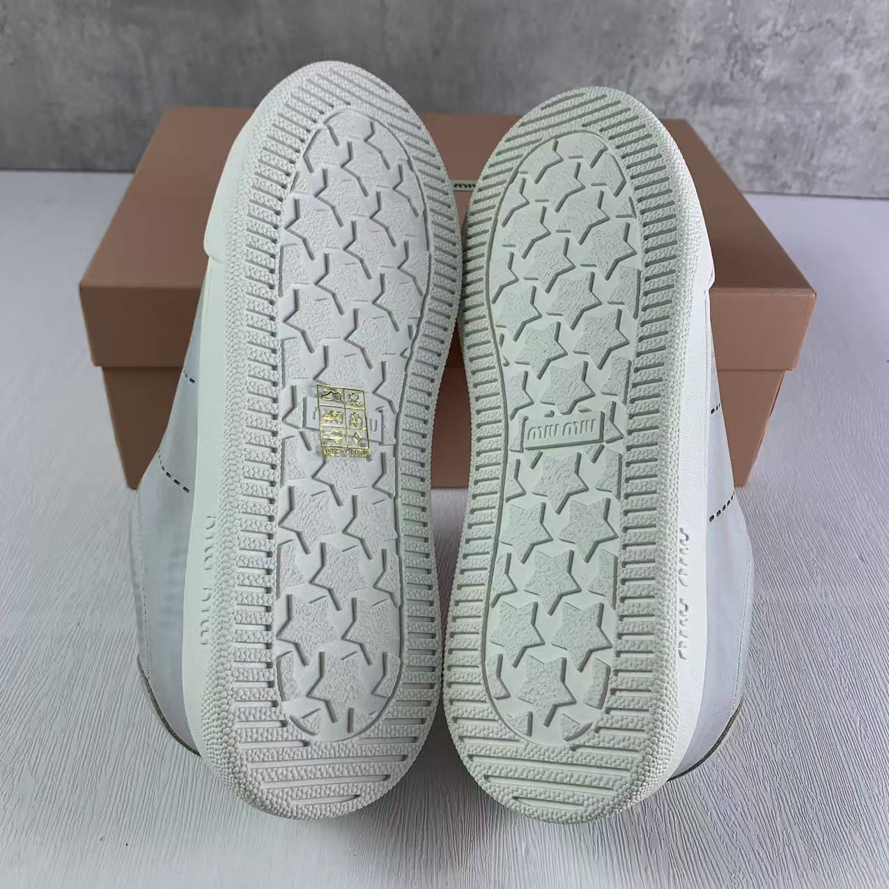 국내) 미우미우 블리치드 가죽 스니커즈 / 36