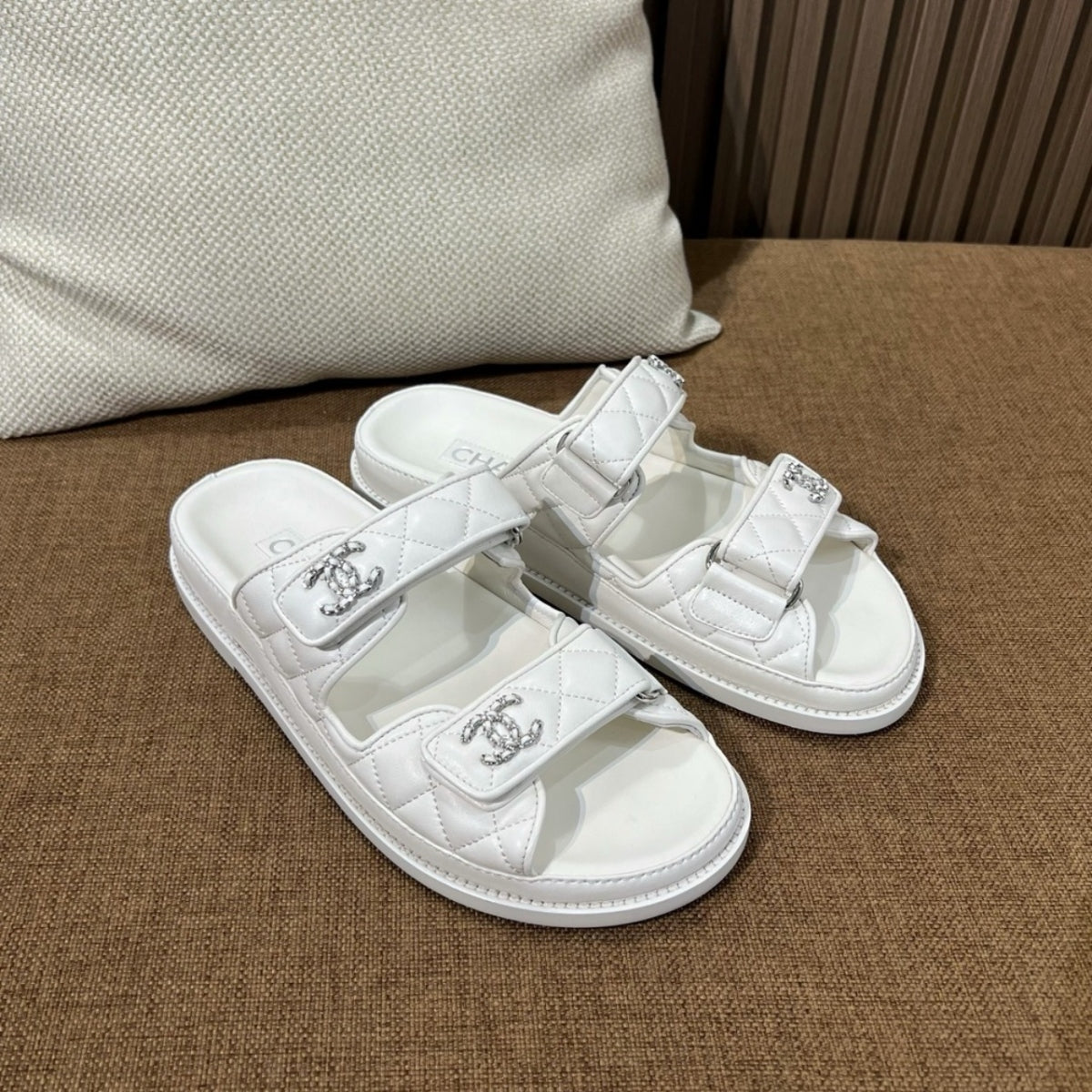 샤넬 24SS 벨크로 슬리퍼