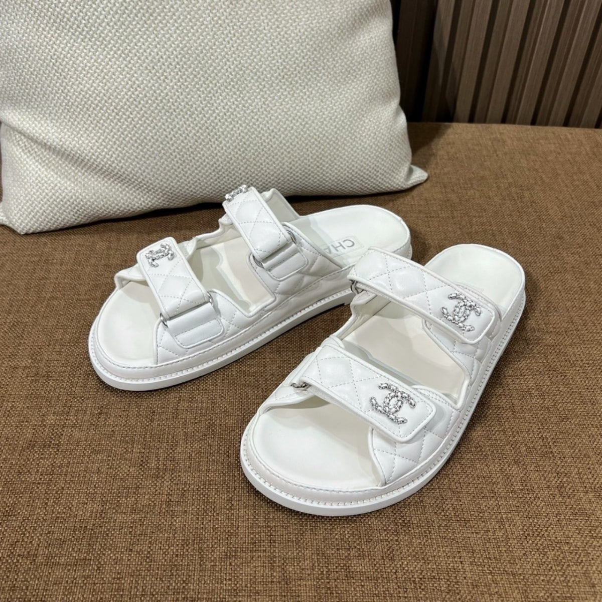 샤넬 24SS 벨크로 슬리퍼