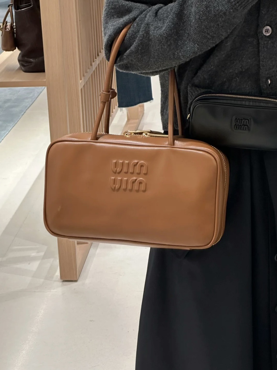 미우미우 보 백 미디움