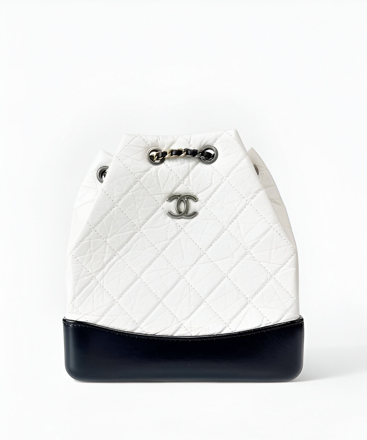 샤넬 가브리엘 백팩 스몰 곡선형 퀼팅 바디와 체인 스트랩, 더블 C 로고 디테일 전면 이미지