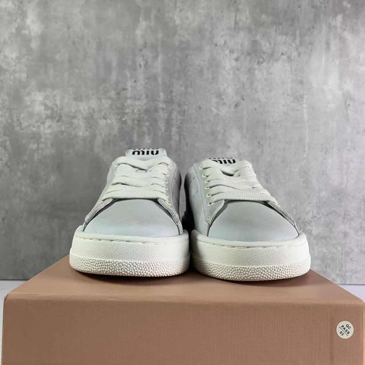 국내) 미우미우 블리치드 가죽 스니커즈 / 36