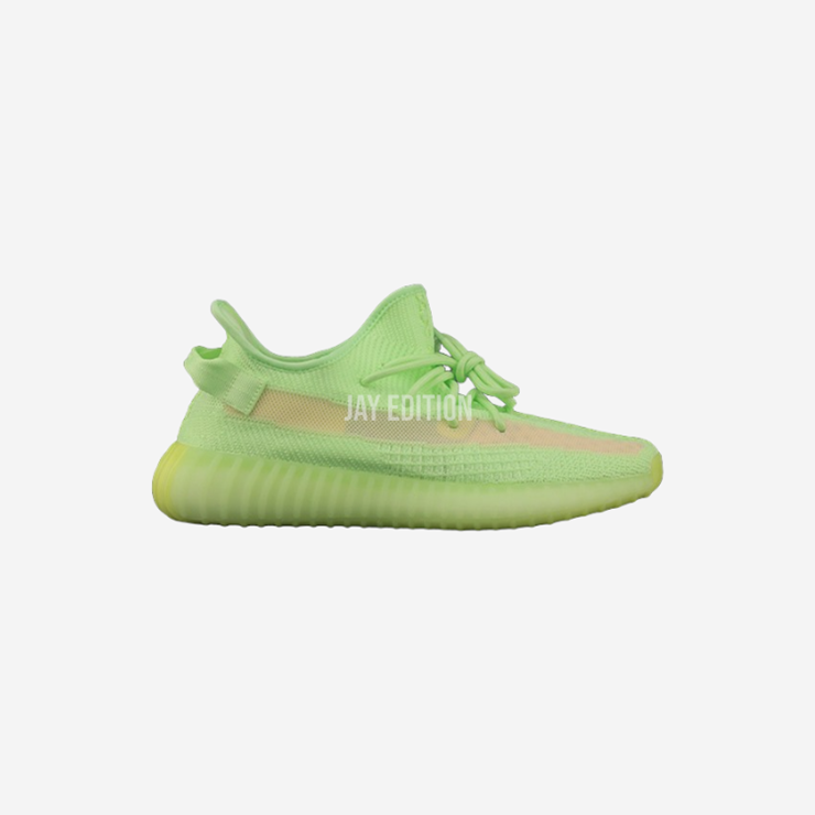YEEZY 350 V2 글로우, 야광 기능의 형광 그린 프라임니트 어퍼와 반투명 부스트 미드솔이 특징인 발광 스니커즈