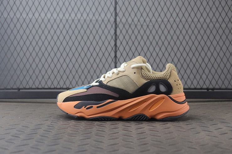 YEEZY 700 인플레임 앰버