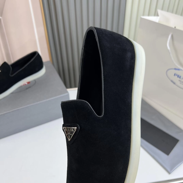 프라다 스웨이드 슬립온 로퍼