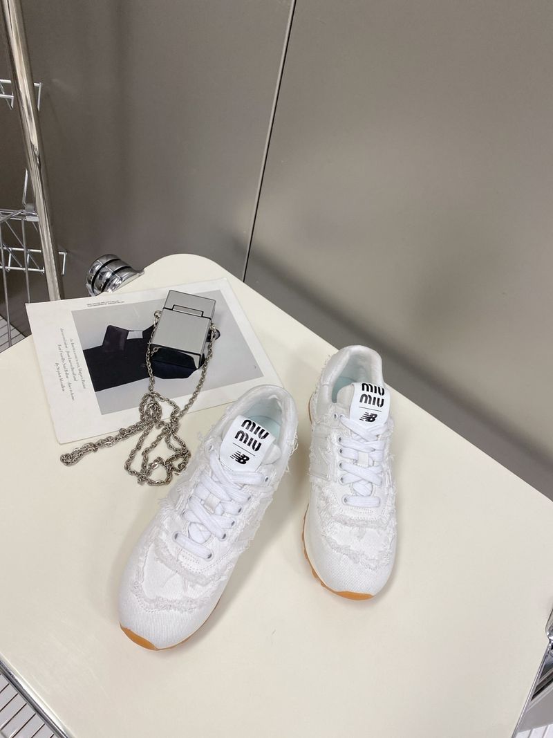 미우미우 X 뉴발란스 574 스니커즈