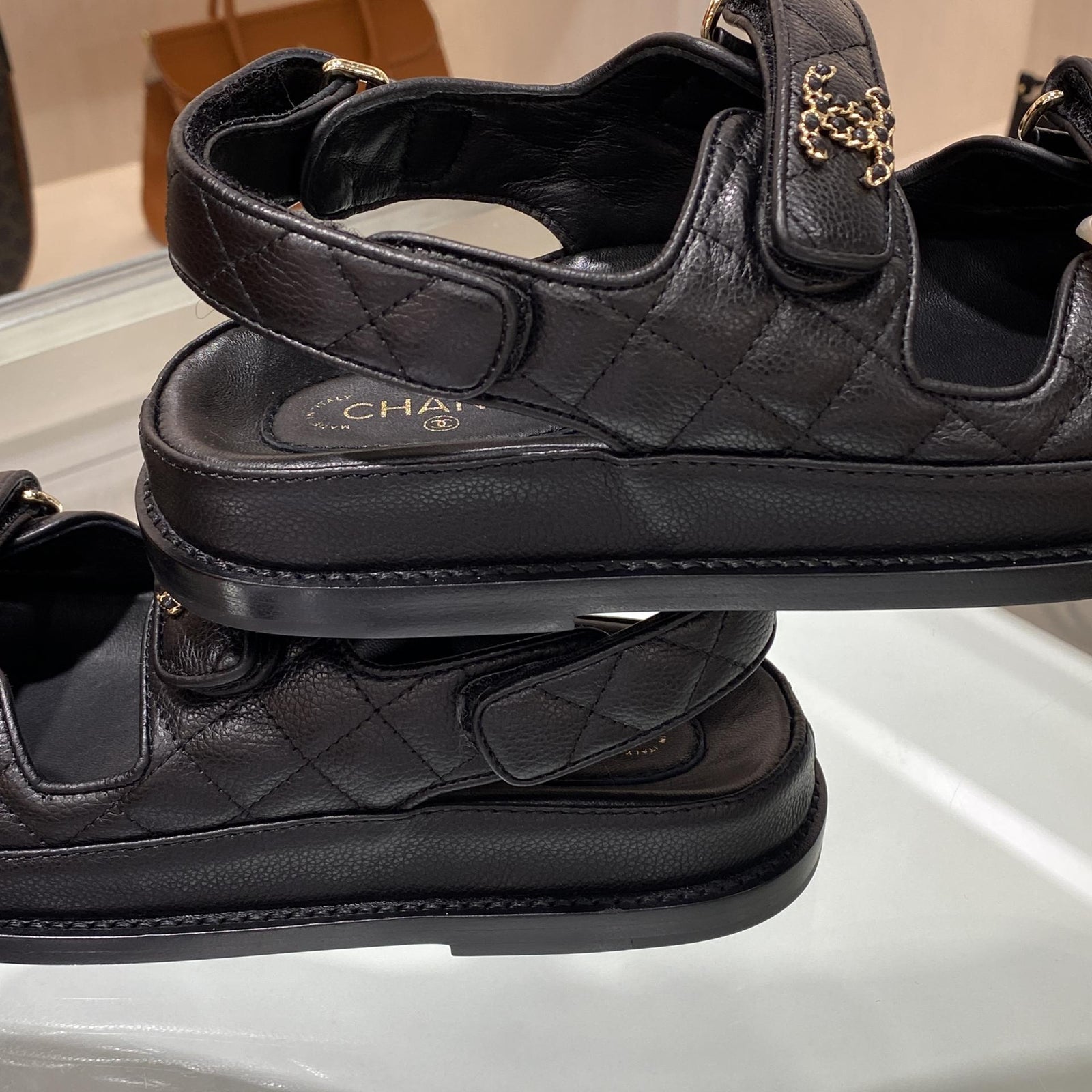 샤넬 크루즈 벨크로 가죽 샌들