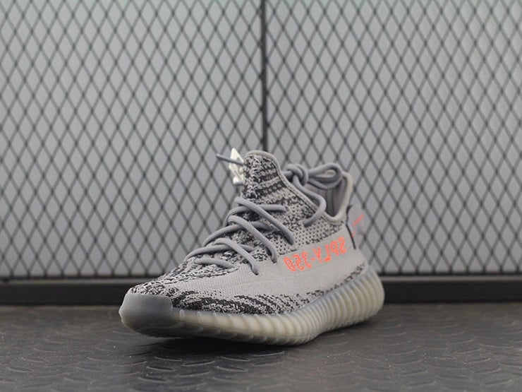 YEEZY 350 V2 벨루가