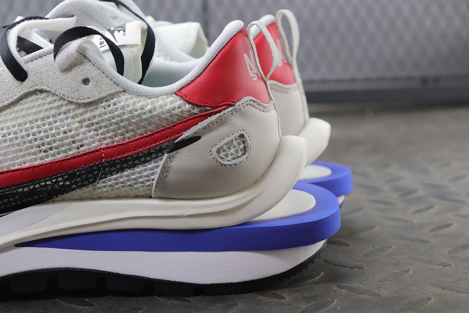 나이키 X 사카이 베이퍼와플 로얄푸시아