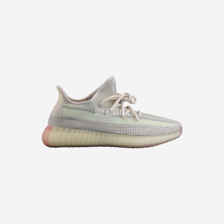 YEEZY 350 V2 시트린, 연한 레몬빛 옐로우와 라이트 베이지가 믹스된 화사한 컬러감의 모델