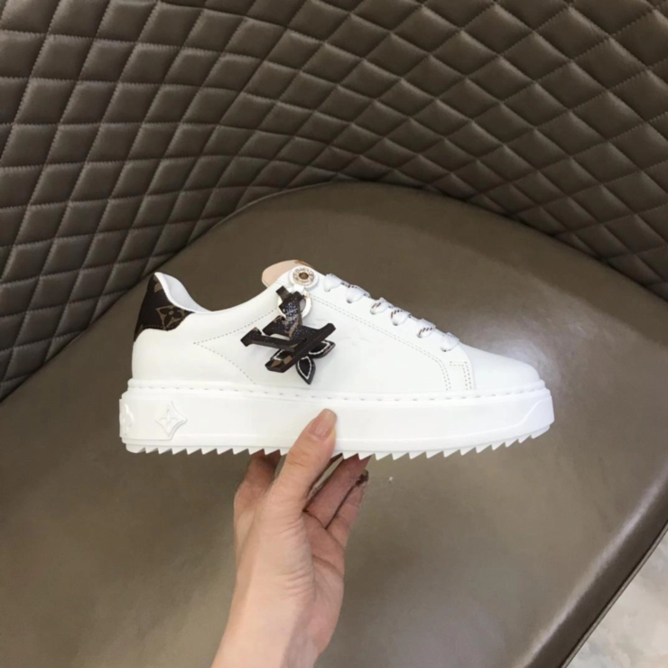 루이비통 타임 아웃 키링 스니커즈