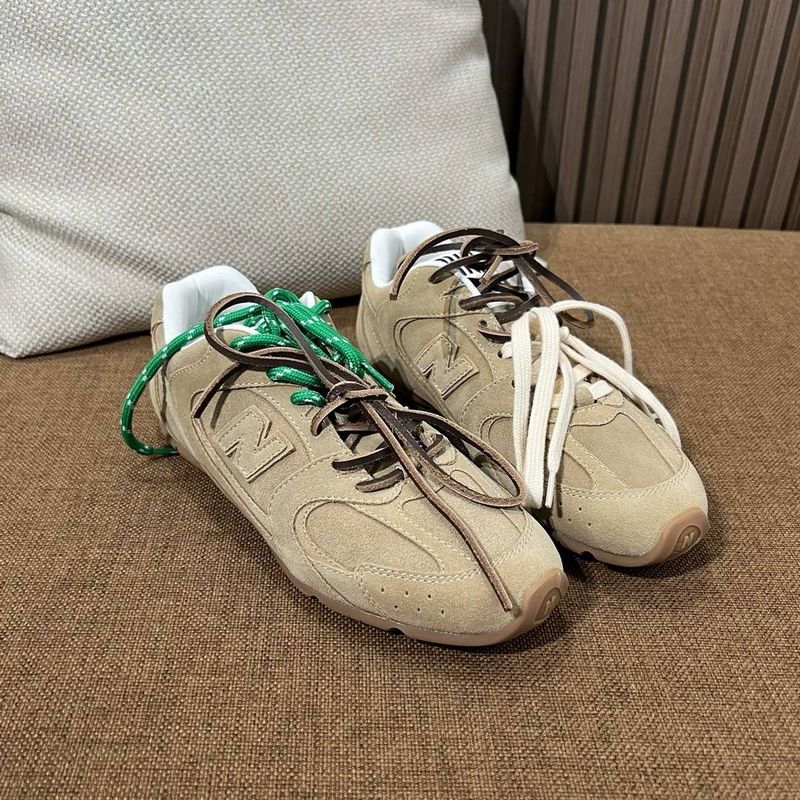 뉴발란스 x 미우 미우 530 스웨이드 메쉬 스니커즈 에크루