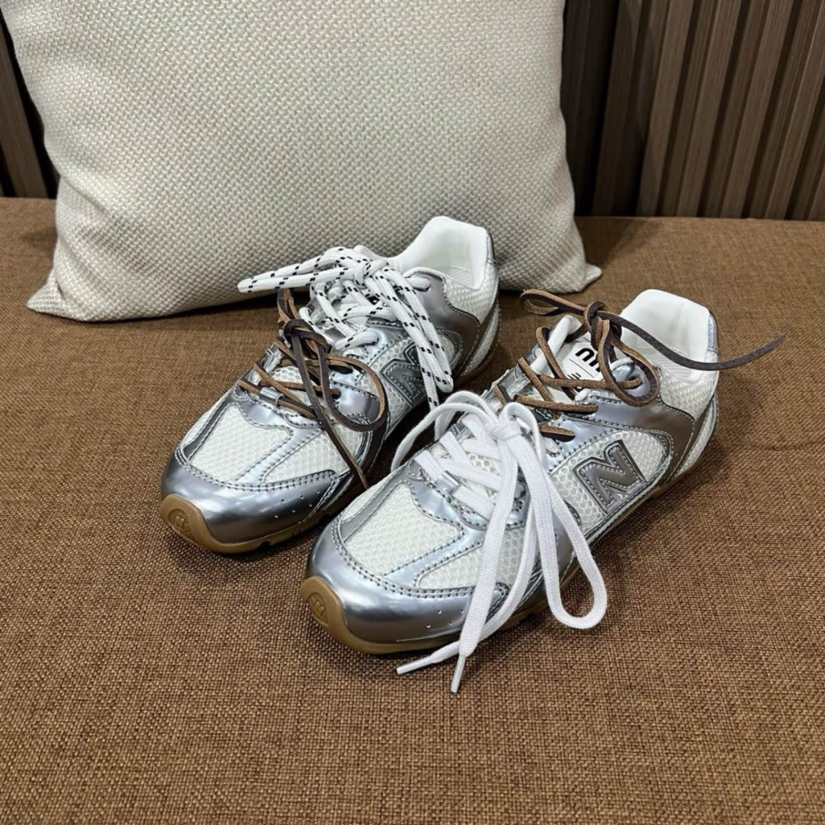 뉴발란스 x 미우 미우 530 SL 메탈릭 레더 앤 메쉬 스니커즈 실버