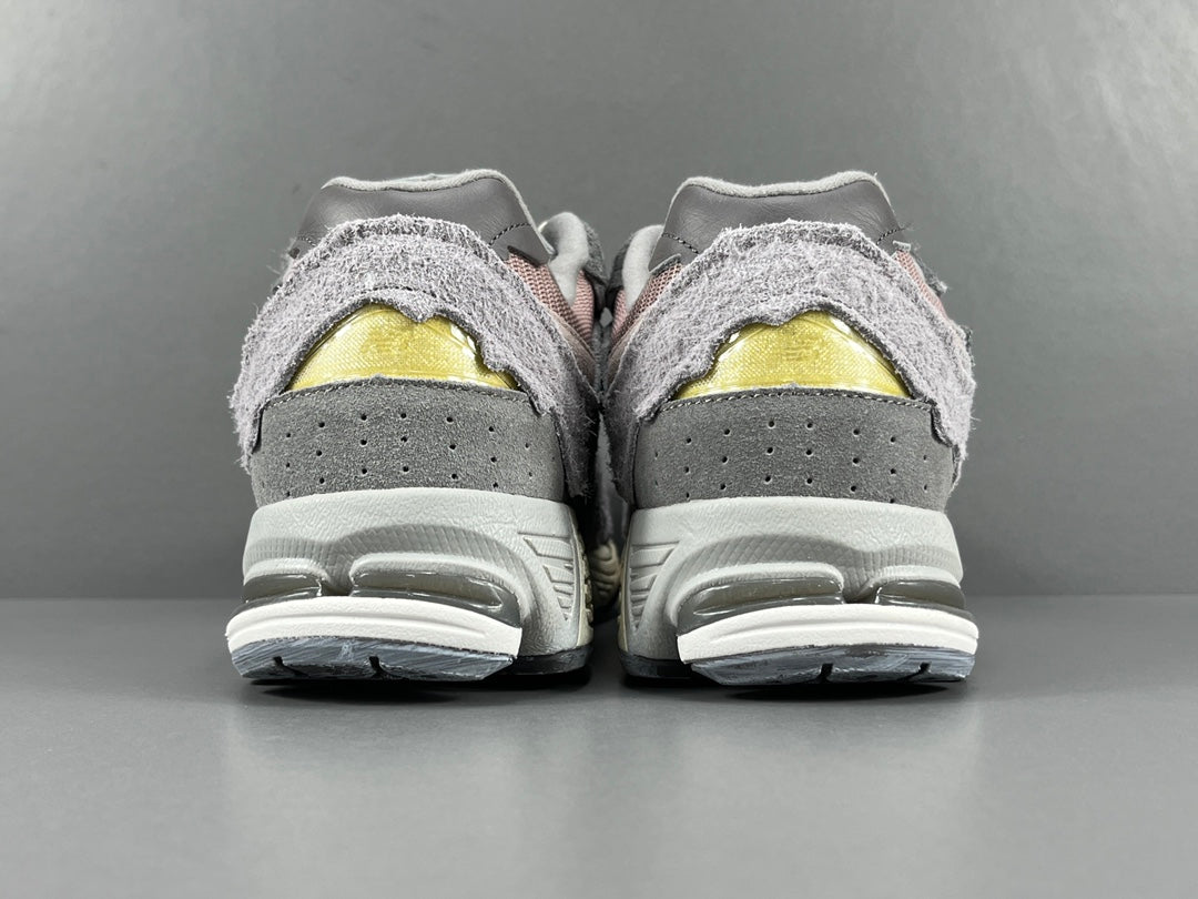 뉴발란스 2002R 프로텍션 팩 징크 에펠탑