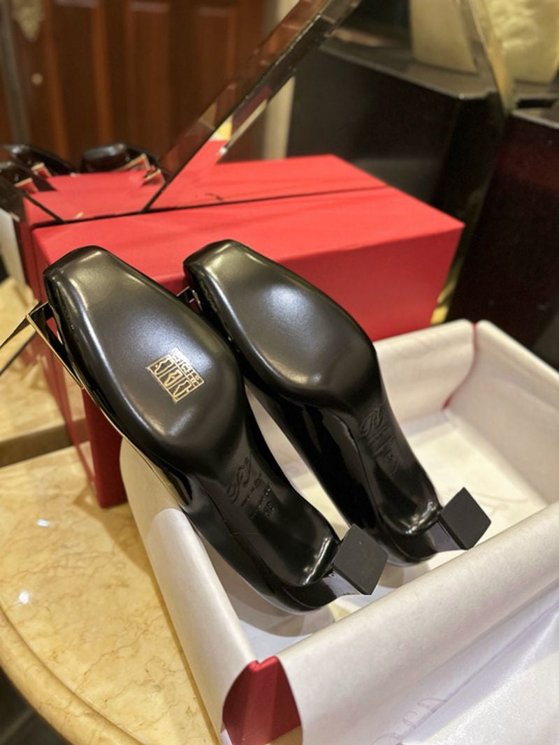 로저비비에 트럼펫 미들힐 펌프스