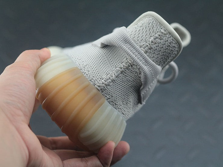 YEEZY 350 V2 세서미