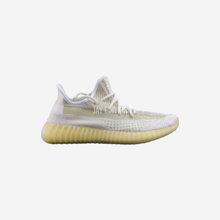 YEEZY 350 V2 네추럴, 내추럴 베이지 톤의 프라임니트 어퍼와 옅은 크림색 미드솔의 조화가 돋보이는 데일리 스니커즈