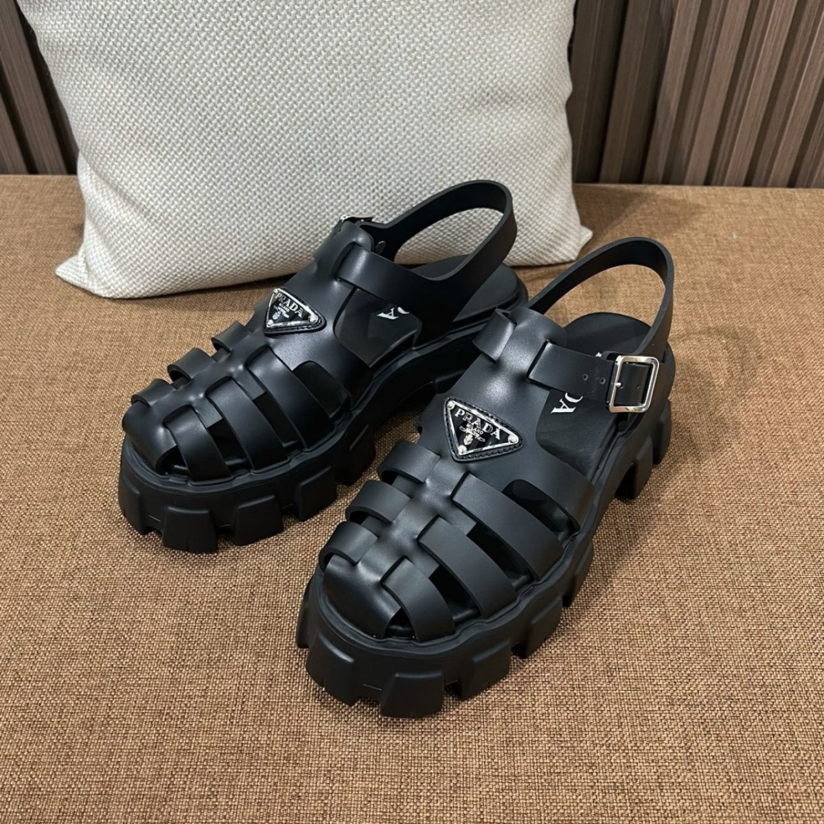 프라다 러버 모놀리스 샌들