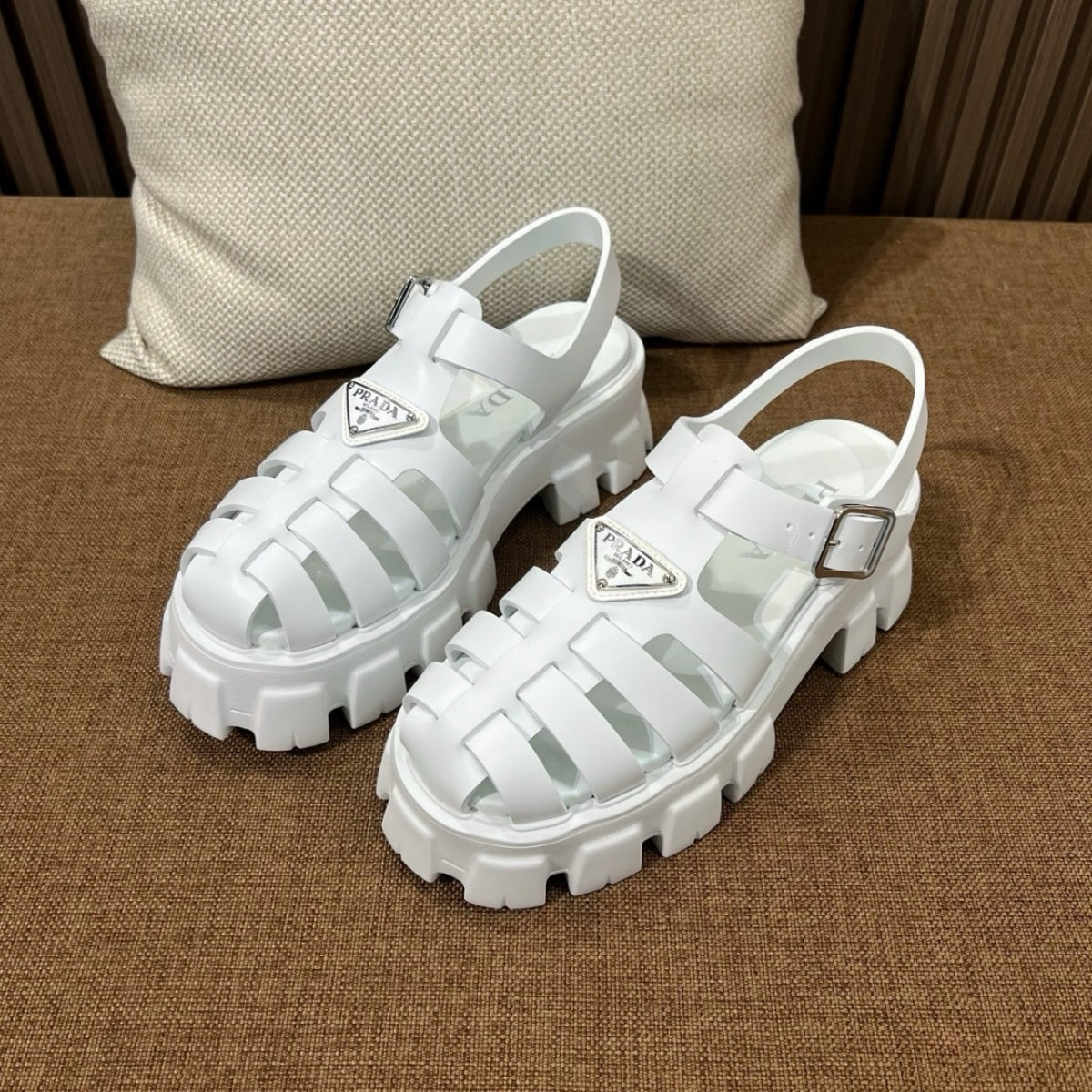 프라다 러버 모놀리스 샌들
